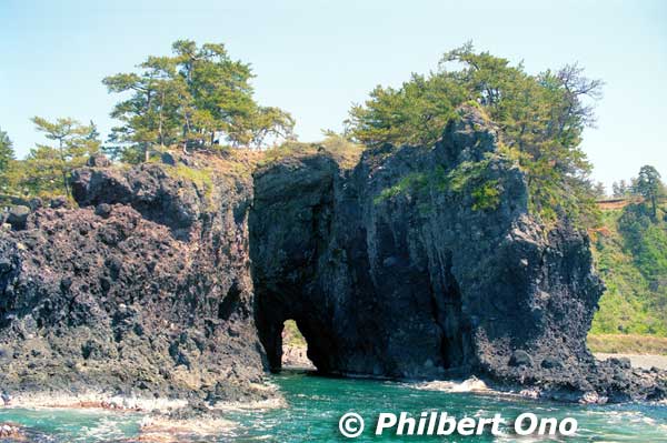 Ganmon Gate Rock is the most noted natural formation on the Noto Kongo Coast. 巌門
Keywords: ishikawa shika noto hanto peninsula kongo coast