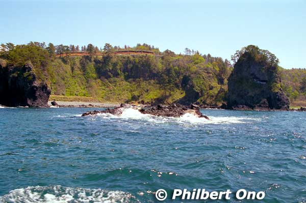 Ganmon Gate Rock as seen from a boat cruise. 巌門
Keywords: ishikawa shika noto hanto peninsula kongo coast