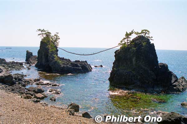 Hatago Iwa wedded rocks "Hatago" is a tool for weaving. 機具岩 (Noto Futami)
Keywords: ishikawa shika noto hanto peninsula kongo coast