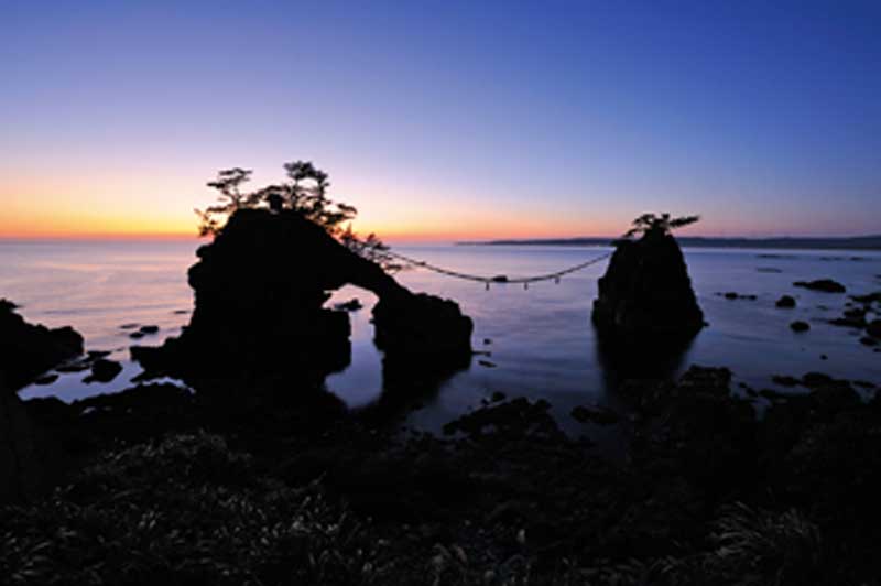 Hatago Iwa wedded rocks face west, so it's great for sunsets. 機具岩
写真提供：©石川県観光連盟
Keywords: ishikawa shika noto hanto peninsula kongo coast