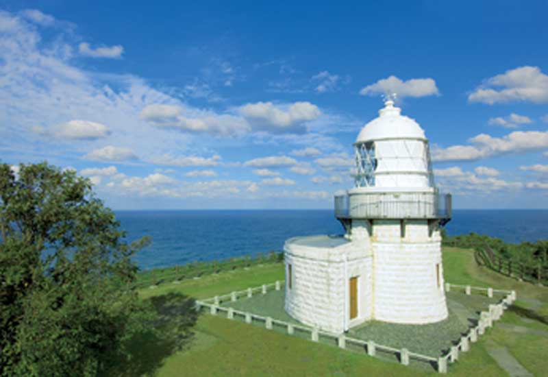 It took 2 years to build Rokkozaki Lighthouse. Made of highly durable stones hauled in 60 km by boat from Anamizu. From the boat, the stones were carried up the high cliff on a cable system.
The lighthouse became automated (unmanned) in 1963. After over a century, this lighthouse still stands and operates. The light is visible for 33 km at sea.
写真提供：©石川県観光連盟
Keywords: ishikawa suzu noto hanto peninsula rokkosaki rokkozaki