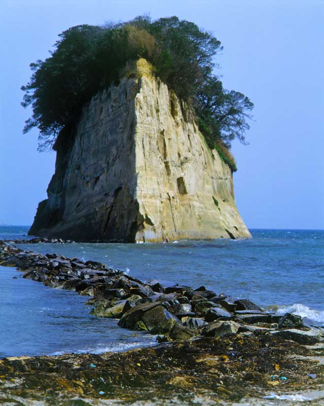 Mitsukejima island has a rock bridge for easy access. There's Mitsuke Shrine and wild birds like crows and cormorants. Uninhabited by humans.
写真提供：©石川県観光連盟
Keywords: ishikawa suzu noto hanto peninsula