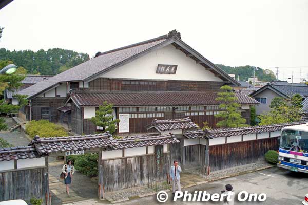 Kihe'e-don is the former residence of the Sakurai family who engaged in salt and lacquer production. The "don" is the highest honorific in the Noto dialect.  喜兵衛どん
Built in the mid-Meiji Period, it is a museum which attempts to show how the upper-class farmers of that time lived.
Keywords: ishikawa suzu noto hanto peninsula