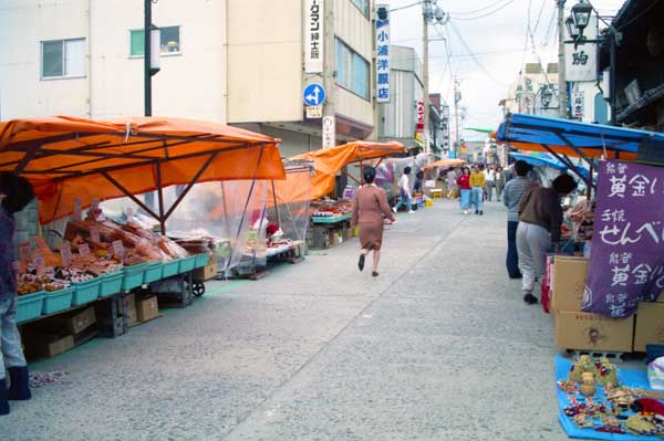 Wajima Asa-ichi Morning Market is held from 8 am to noon, closed on the 2nd Mon. and 4th Wed. of the month. Neither grand nor extraordinary, it is just a small street lined with stalls selling fruits, vegetables, seafood, and crafts.輪島朝市
Keywords: ishikawa Wajima noto hanto peninsula