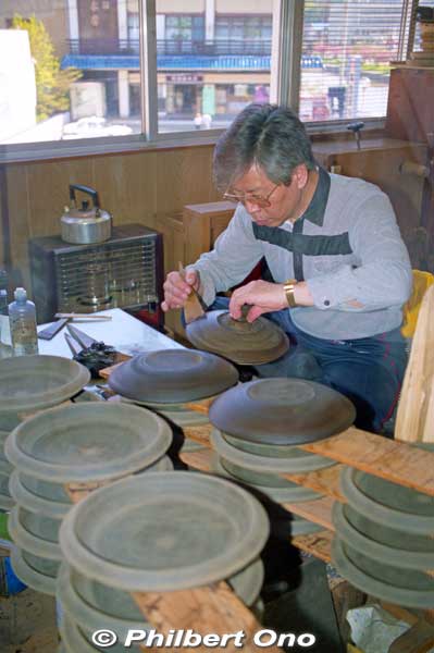 Wajima-nuri Kaikan (Wajima Lacquerware Hall 輪島塗会館). Making Wajima-nuri lacquerware (urushi). Wajima-nuri is very famous and the lacquer is known to be very durable. 輪島塗
Keywords: ishikawa Wajima noto hanto peninsula