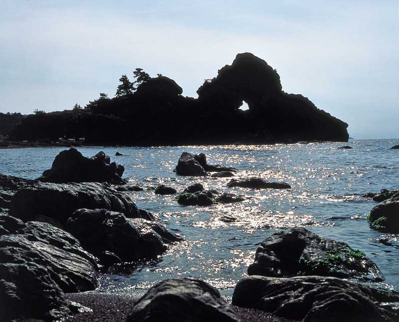 Mado-iwa (Window Rock) has a through hole in the rock. Rough waves have eroded the Sosogi Coast into fantastic rock formations largely made of rhyolite.
写真提供：©石川県観光連盟
Keywords: ishikawa Wajima noto hanto peninsula
