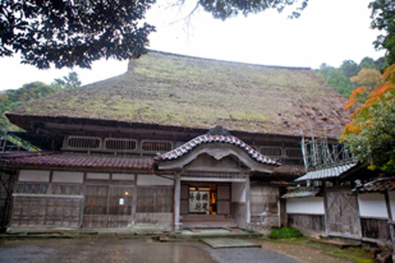 Two Tokikuni-ke (¥520) thatched-roof homes in Sosogi. Built in 1831, Kami Tokikuni-ke was the residence of a wealthy farmer descended from Tokikuni who was related to the Taira Clan. The house has stately rooms and a garden. 上時国家
写真提供：©石川県観光連盟
Keywords: ishikawa Wajima noto hanto peninsula