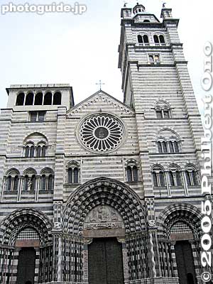 San Lorenzo Cathedral
Near the Palazzo Ducale is this impressive cathedral. It couldn't fit within my 35mm lens.
Keywords: Italy Genova Genoa San Lorenzo