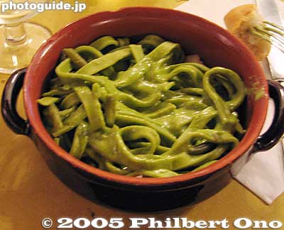 Pesto noodles, a specialty of Genova　ペスト、ジェノバの名物
Keywords: Italy Genova Genoa trattoria