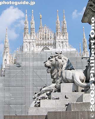 Cathedral and Lion with Pigeons
Keywords: Italy Milan