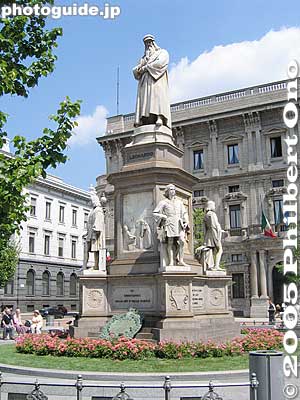Leonardo da Vinci sculpture at Piazza della Scala
This is in front of La Scala.
Keywords: Italy Milan