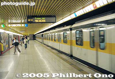 Yellow line metro
Keywords: Italy Milan subway metro station