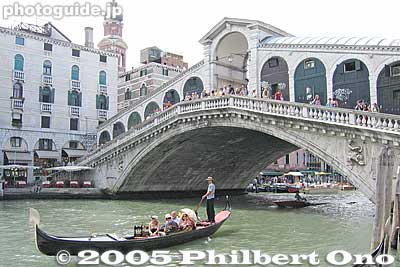 Grand Canal and Ponte di Rialto bridge
This is the main bridge crossing the Grand Canal. The middle of the bridge has a row of shops.
Keywords: Italy Venice Venezia canal