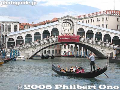 Ponte di Rialto bridge and gondola
Keywords: Italy Venice Venezia canal bridge