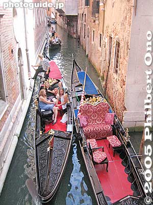 Gondola
Keywords: Italy Venice Venezia canal gondola