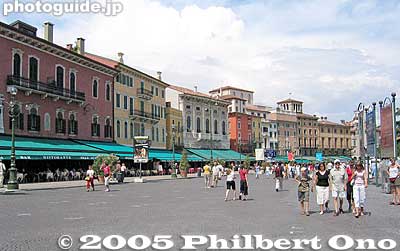 Main plaza near the arena
Keywords: Italy Verona