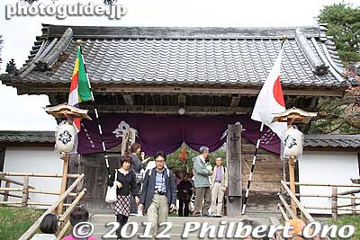 Gate to Chusonji's Hondo main hall.
Keywords: iwate hiraizumi world heritage site buddhist temples chusonji tendai