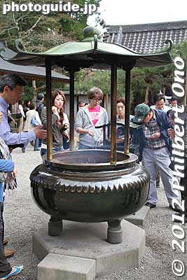 Incense burner in front of Chusonji's Hondo main hall.
Keywords: iwate hiraizumi world heritage site buddhist temples chusonji tendai