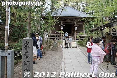 Mine-yakushido Hall. Chusonji has a number of smaller halls of worship. 峯薬師堂
Keywords: iwate hiraizumi world heritage site buddhist temples chusonji tendai