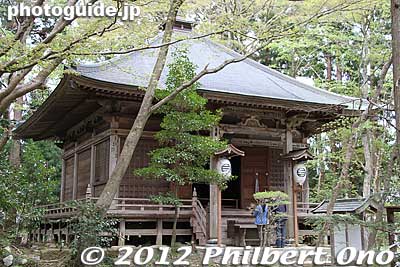 Mine-yakushido Hall worships Yakushi Nyorai. 峯薬師堂
Keywords: iwate hiraizumi world heritage site buddhist temples chusonji tendai