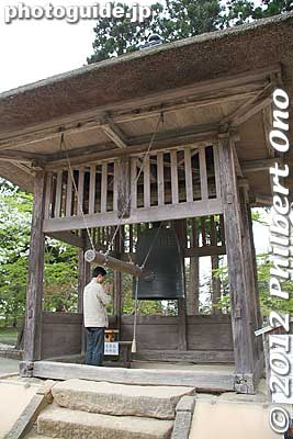 Temple bell rebuilt in 1975.
Keywords: iwate hiraizumi motsuji temple tendai buddhist national heritage site