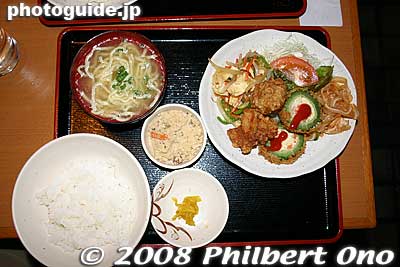 Looks like fried chicken with goya (bitter melon) and udon noodles.
Keywords: japanese food