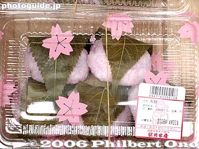 Sakura mochi with edible leaves
Keywords: japanese dessert sweet confection