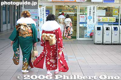 Kimono women going to a convenience store, Ako, Hyogo
Keywords: kimono women obi