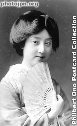 Mona Lisa Smile. She's cute, ideal for a passport photo. But her hairstyle is more striking than anything. What do you call it? A Westernized Japanese hairstyle?
Keywords: japanese vintage postcards nihon bijin women beauty kimono