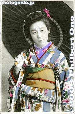 Poor posture and how not to pose in a kimono.
Keywords: japanese vintage postcards nihon bijin women beauty kimono