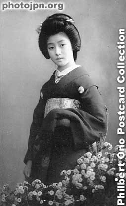 Woman and flower patch. Same woman as in the preceding postcard.
Keywords: japanese vintage postcards nihon bijin women woman beauty kimono flowers