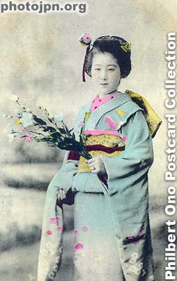Girl with Bouquet. Would've been a great shot if she had smiled.
Keywords: japanese vintage postcards nihon bijin women woman beauty kimono flowers