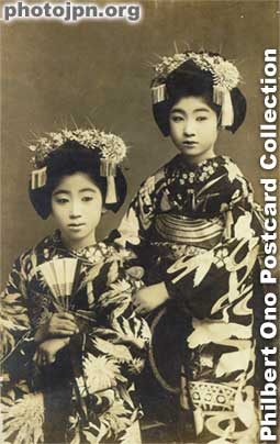Twins. They look like twins or sisters. Real-photo postcard postmarked 1918.
Keywords: japanese vintage old postcards children girls dancer kimono