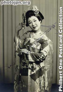 Autographed as Yoko Aozora. She must have been some kind of teenaged entertainer. Probably a dancer. Looks charming enough.
Keywords: japanese vintage old postcards children girls dancer kimono