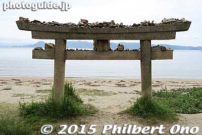 Half-buried torii on the beach near Tsutsuji-so.
Keywords: kagawa naoshima island art museums outdoor sculptures