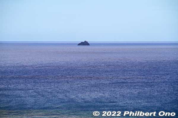Tonbara Rock as seen from Cape Ayamaru. トンパラ岩
Keywords: kagoshima amami oshima cape ayamaru