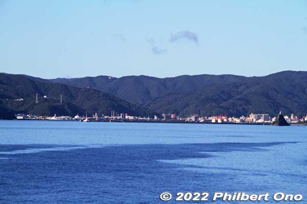 Approaching Naze Port, Amami-Oshima's main port for cruise ships and ferries in a natural inlet on the northern coast of the island. Also called Naze Shinko Port. Served as the island's main trade port since olden times. 
Keywords: Kagoshima Amami Oshima