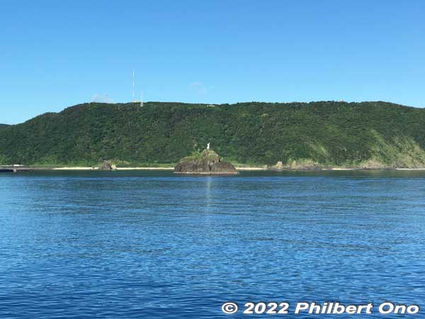Entering Naze Port, passing by Tachigami Lighthouse island.
Keywords: Kagoshima Amami Oshima Naze Port