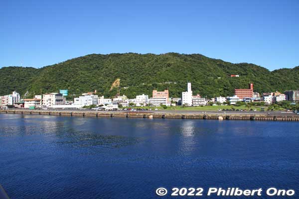 Approaching Naze Port's Nagahama area. 名瀬港 長浜地区
Keywords: Kagoshima Amami Oshima Naze Port