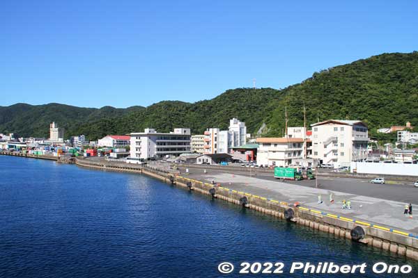 Naze Port's Nagahama dock where cruise ships dock. It's 280 meters long and 10 meters deep. 名瀬港 長浜地区
Keywords: Kagoshima Amami Oshima Naze Port