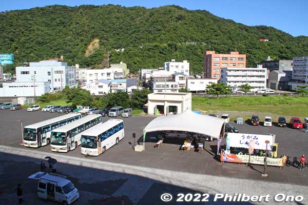 Naze Port's Nagahama area on Amami-Oshima island awaits our cruise ship with tour buses and gift shop tent.
Keywords: Kagoshima Amami Oshima Naze Port