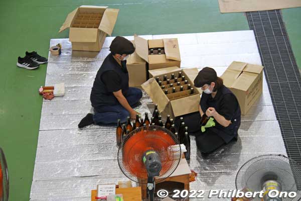 Packing process. Bottles of shochu being boxed.
Keywords: kagoshima Amami-Oshima Tatsugo sake factory nihonshu