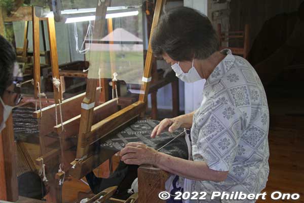 Loom to weave Oshima tsumugi.
Keywords: kagoshima Amami Oshima tsumugi silk fabric textile factory