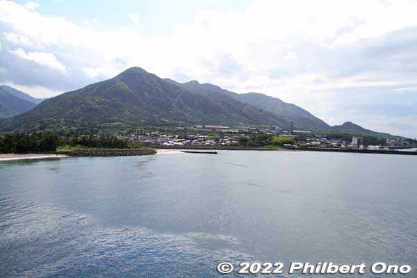 About 70% of Yakushima is made of granite. The island has many mountains higher than 1,000 meters. It's Japan's wettest spot where it rains the most.
Keywords: Kagoshima Yakushima Miyanoura Port