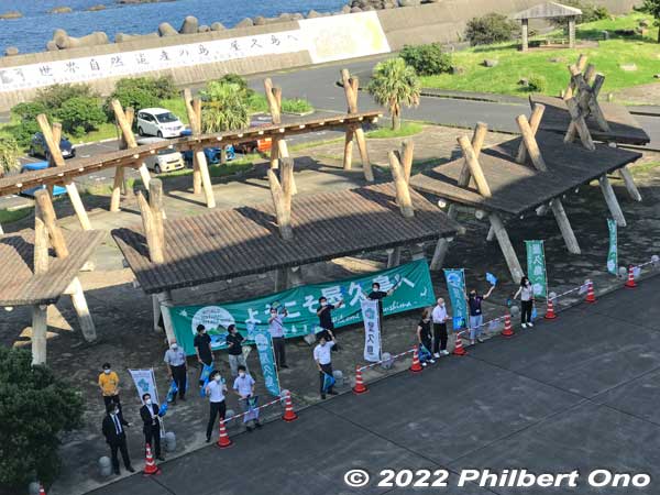 Fond farewell to our cruise ship leaving Miyanoura Port, Yakushima.
Keywords: Kagoshima Yakushima Miyanoura Port