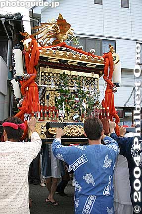 Knockers
When they carry the mikoshi, a pair of knockers on both sides the mikoshi are struck to make a rhythmic sound.
Keywords: kanagawa, kamakura, tenno-sai matsuri, festival, mikoshi