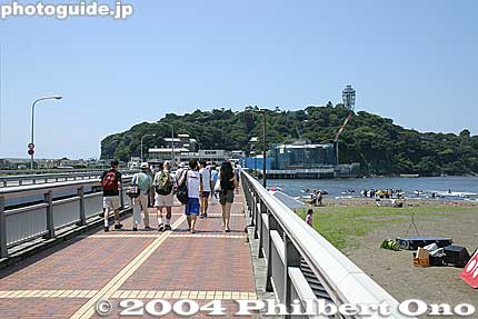 Bridge to Enoshima. Two bridges, one for vehicles and the other for pedestrians, enable access to this small and charming island.
Keywords: kanagawa fujisawa enoshima