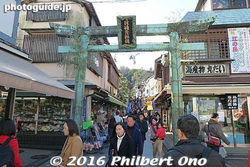 A torii marks the entrance to Enoshima's main drag of tourist souvenir shops.
Keywords: kanagawa fujisawa enoshima