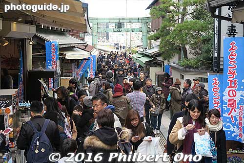 Enoshima's main drag of tourist souvenir shops.
Keywords: kanagawa fujisawa enoshima