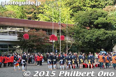 They had a short ceremony and briefing.
Keywords: kanagawa hakone-machi yumoto daimyo gyoretsu feudal lord procession samurai matsuri